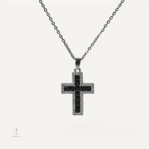 Accessoire chic, collier en forme de croix noir