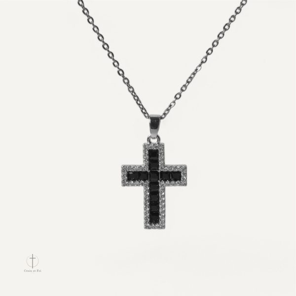 Accessoire chic, collier en forme de croix noir