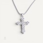 Éclat Précieux : collier croix distinctif