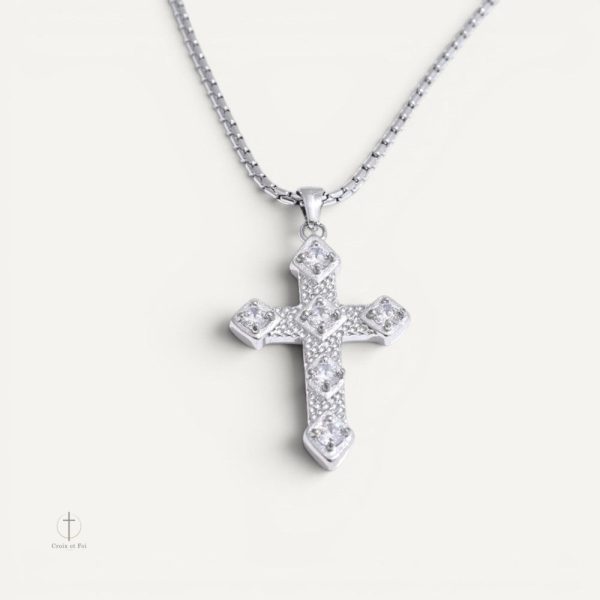 Éclat Précieux : collier croix distinctif