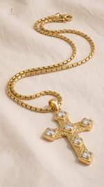 Collier Croix élégant avec finition éclatante