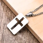 Collier Croix tendance, parfait pour toutes occasions