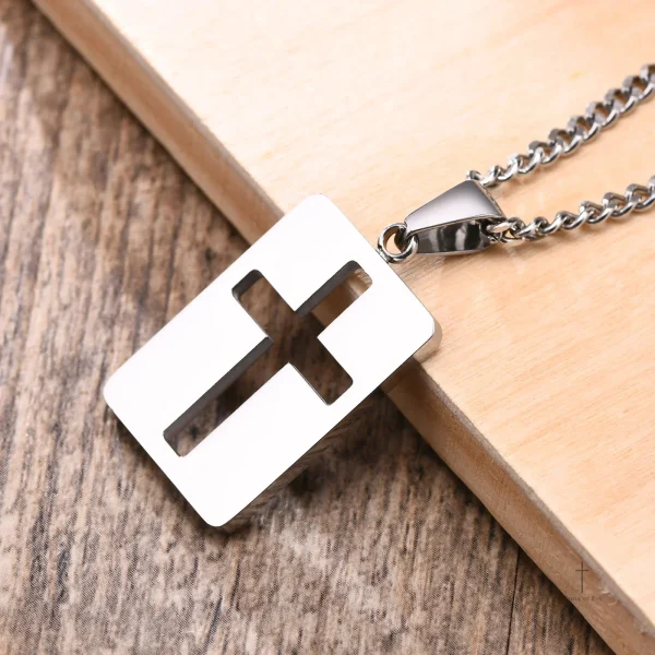 Collier Croix tendance, parfait pour toutes occasions
