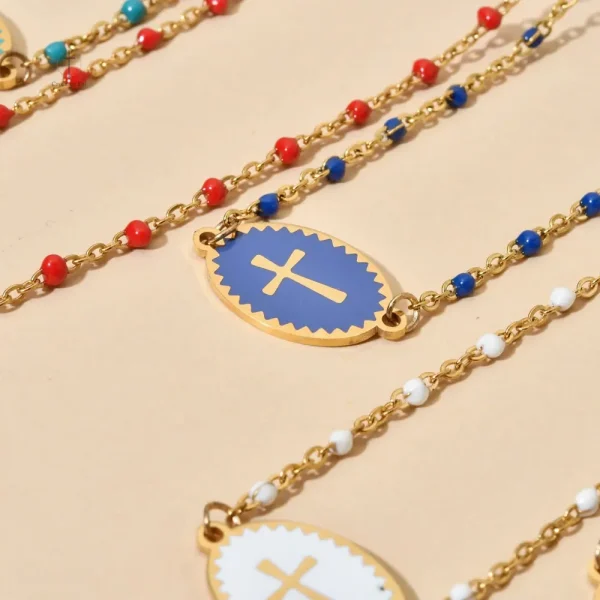 Accessoire mode : collier croix tendance