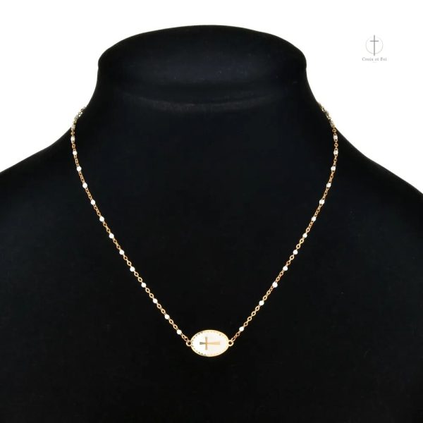 Bijou polyvalent : collier croix chic et moderne