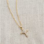 Collier croix chic, parfait pour toutes occasions