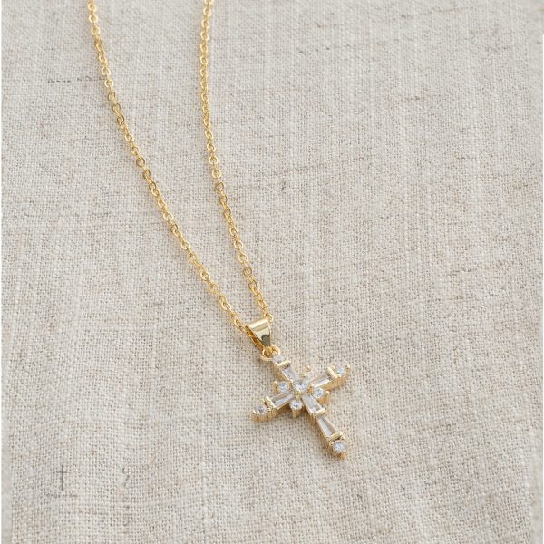 Collier croix chic, parfait pour toutes occasions