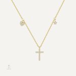 Collier Croix Élégance Éternelle en design raffiné