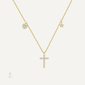 Collier Croix Élégance Éternelle en design raffiné
