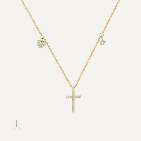 Collier Croix Élégance Éternelle en design raffiné