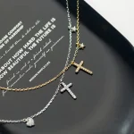 Élégance Éternelle, un collier Croix unique et sophistiqué