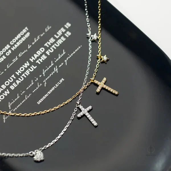 Élégance Éternelle, un collier Croix unique et sophistiqué