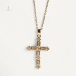 Collier Croix Élégance Géométrique en design moderne
