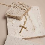 Collier croix avec motifs géométriques raffinés