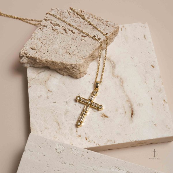 Collier croix avec motifs géométriques raffinés