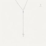 Accessoire de mode : collier croix minimaliste en métal