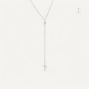 Accessoire de mode : collier croix minimaliste en métal