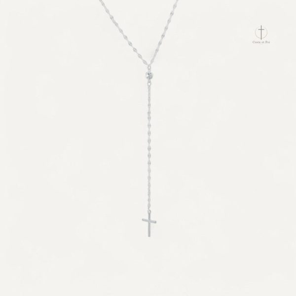 Accessoire de mode : collier croix minimaliste en métal