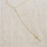 Élégant collier croix en acier, parfait pour un cadeau