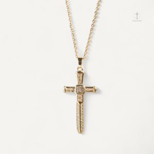 Collier Croix Épée Sacrée en métal argenté