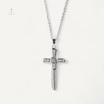 Collier Croix avec design épée et symbole sacré
