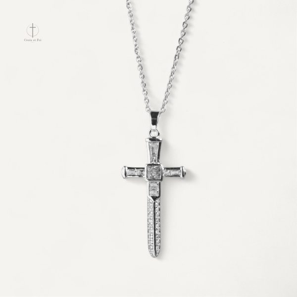Collier Croix avec design épée et symbole sacré