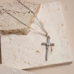 Collier Croix Épée, accessoire spirituel élégant