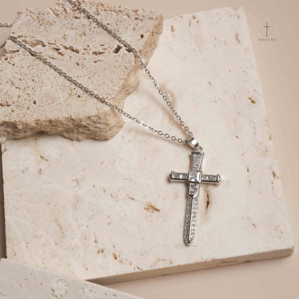 Collier Croix Épée, accessoire spirituel élégant