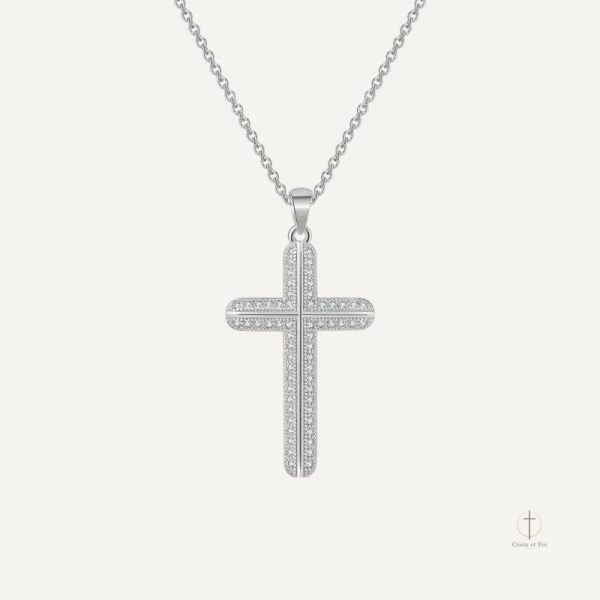 Collier croix sobre pour femme, style moderne et raffiné