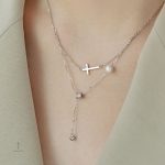 Collier argenté avec croix pour femme