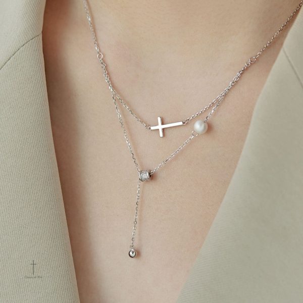 Collier argenté avec croix pour femme