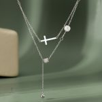 Bijou croix élégant en argent pour un look moderne