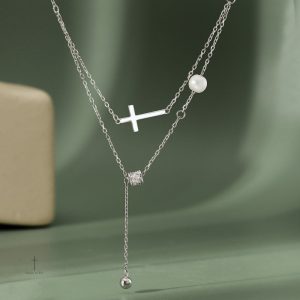 Bijou croix élégant en argent pour un look moderne