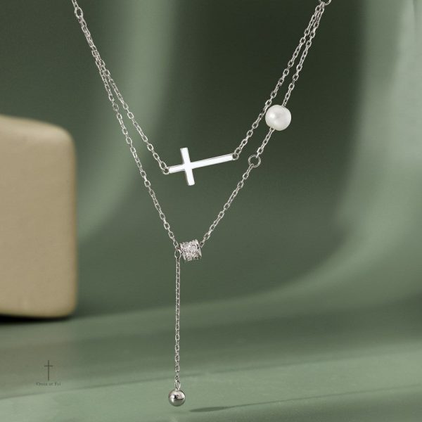 Bijou croix élégant en argent pour un look moderne