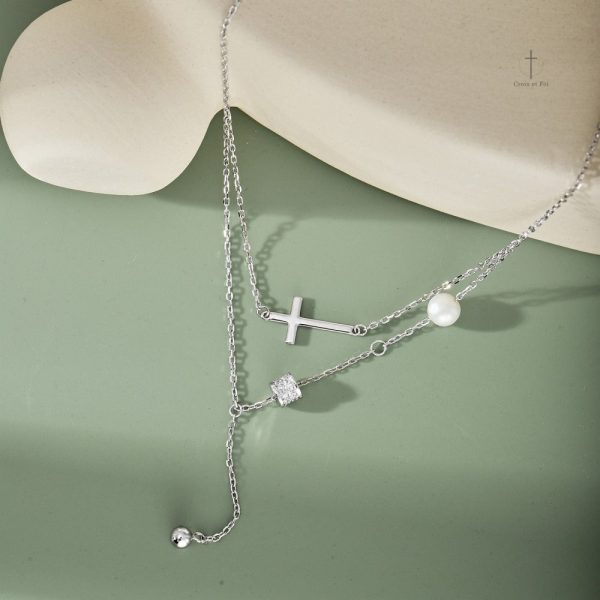 Accessoire féminin : collier croix en argent stylé