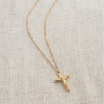 Accessoire mode croix pour femme moderne