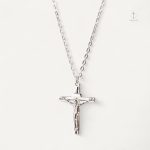 Collier en croix en métal pour usage quotidien