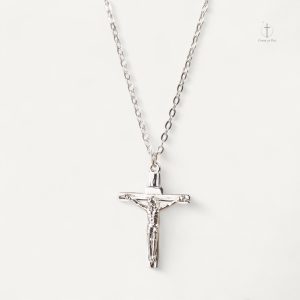 Collier en croix en métal pour usage quotidien