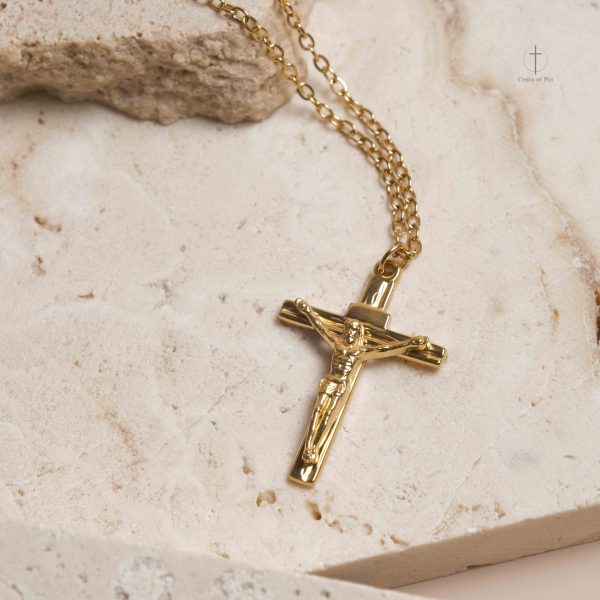 Collier croix délicat pour un style raffiné