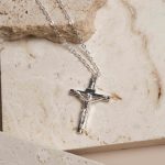 Bijou femme croix pour une touche spirituelle