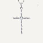 Accessoire féminin en forme de croix avec cristaux décoratifs