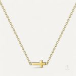 Collier Croix Fine en design élégant et minimaliste