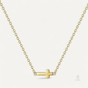 Collier Croix Fine en design élégant et minimaliste