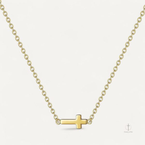 Collier Croix Fine en design élégant et minimaliste