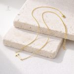 Collier Croix Moderne, Élégance Assurée