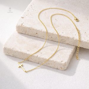 Collier Croix Moderne, Élégance Assurée