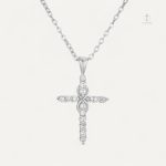 Accessoire de mode : collier croix tendance