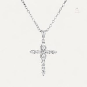 Accessoire de mode : collier croix tendance