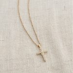 Collier croix minimaliste, idéal pour un look décontracté