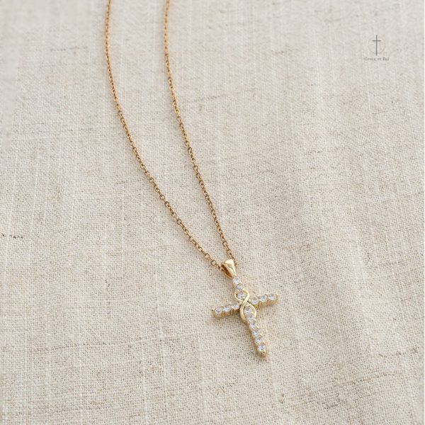 Collier croix minimaliste, idéal pour un look décontracté